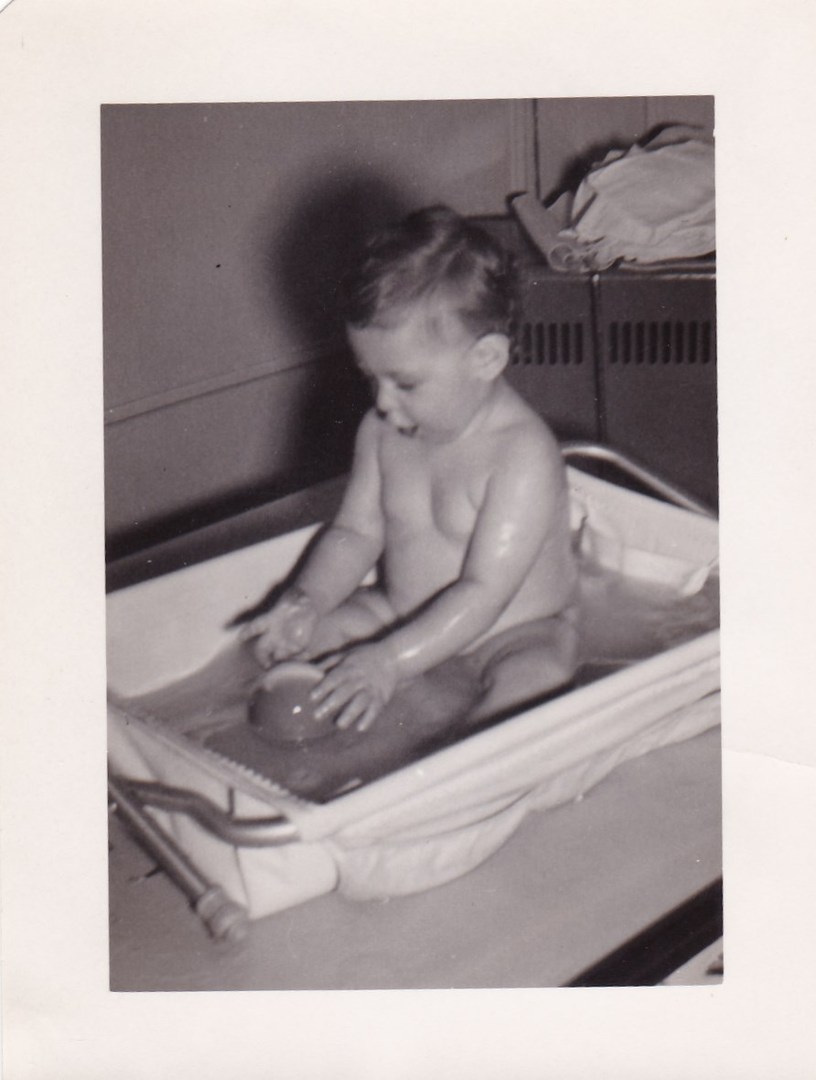 Peter in bathtub 1947.jpg